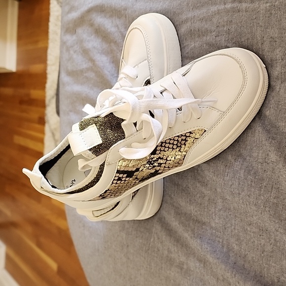 A - NWOT Steve Madden 7 1/2 Sneakers - Picture 1 of 4